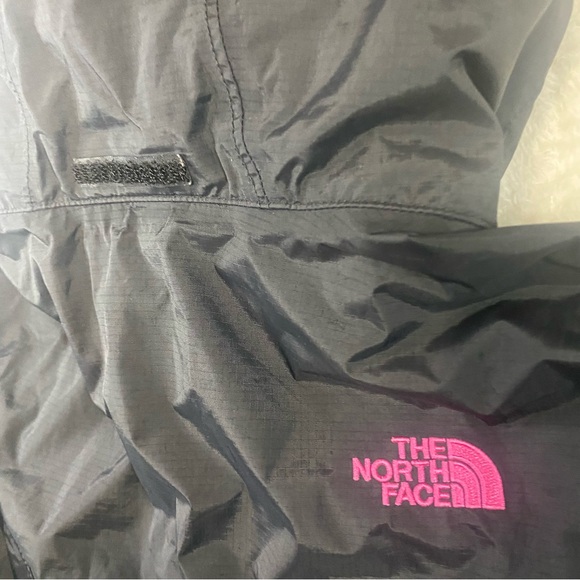 THE NORTH FACE Hooded Hyvent Lightweight Breast Cancer Awareness Resolve Jacket - Picture 11 of 14